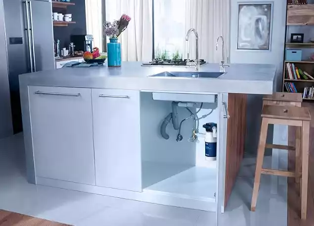 Filtre sous évier dans la cuisine