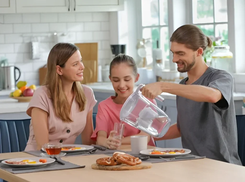 Famille avec une carafe filtrante