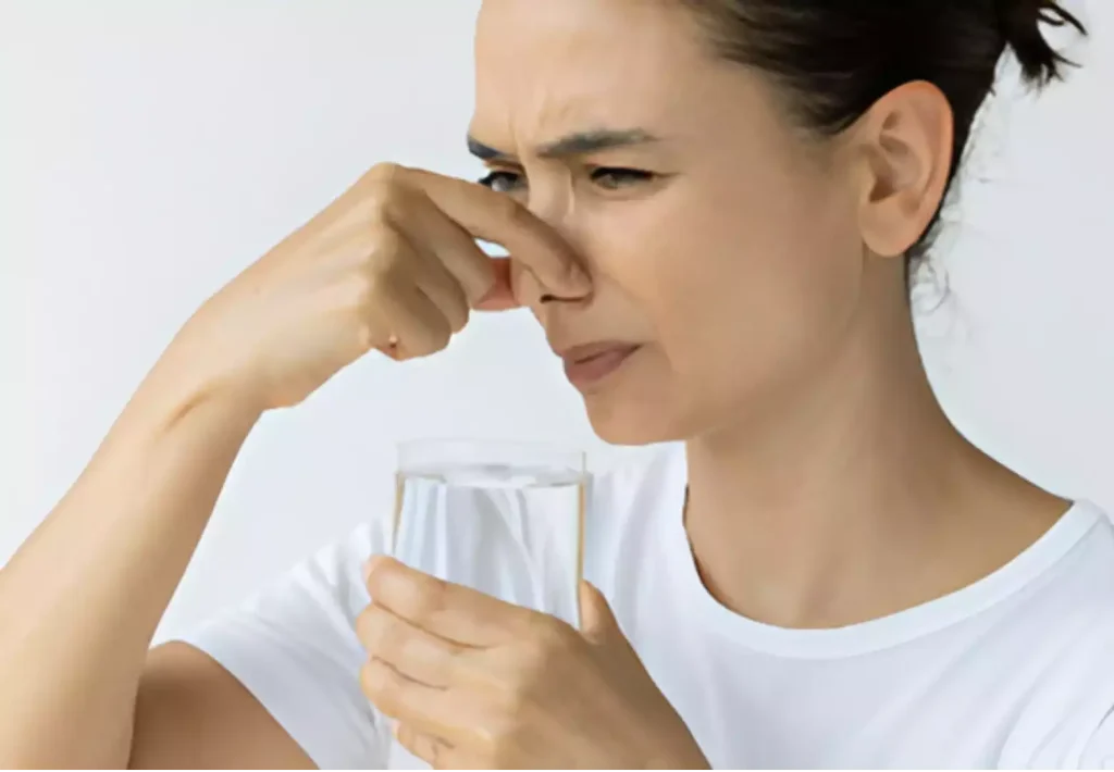 Verre d'eau qui sent le chlore