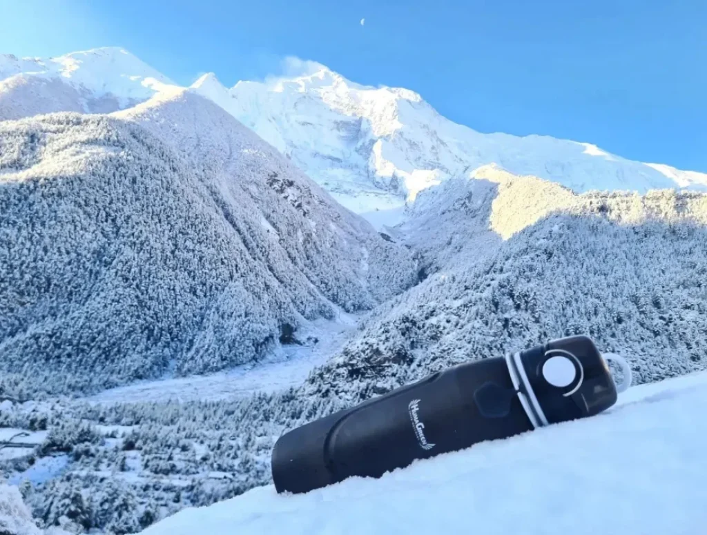 gourde filtrante Humagreen en montagne