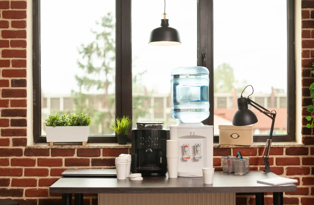 Bureau avec une fontaine à eau