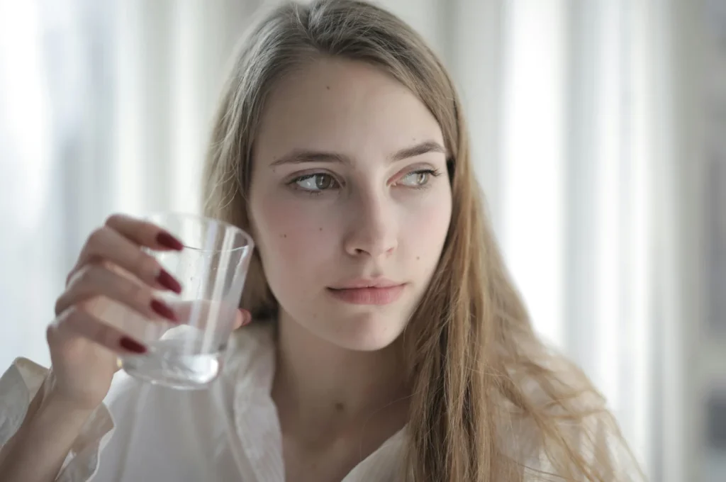 Femme avec un verre d'eau